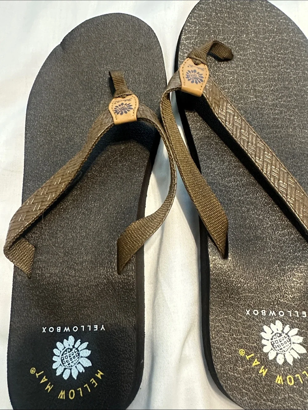 Yellow Box black flip flops with olive woven straps - Picture 3 of 4